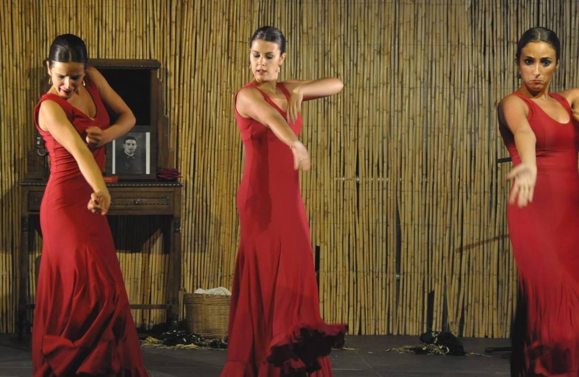 Manuela Sánchez y su cuerpo de baile.