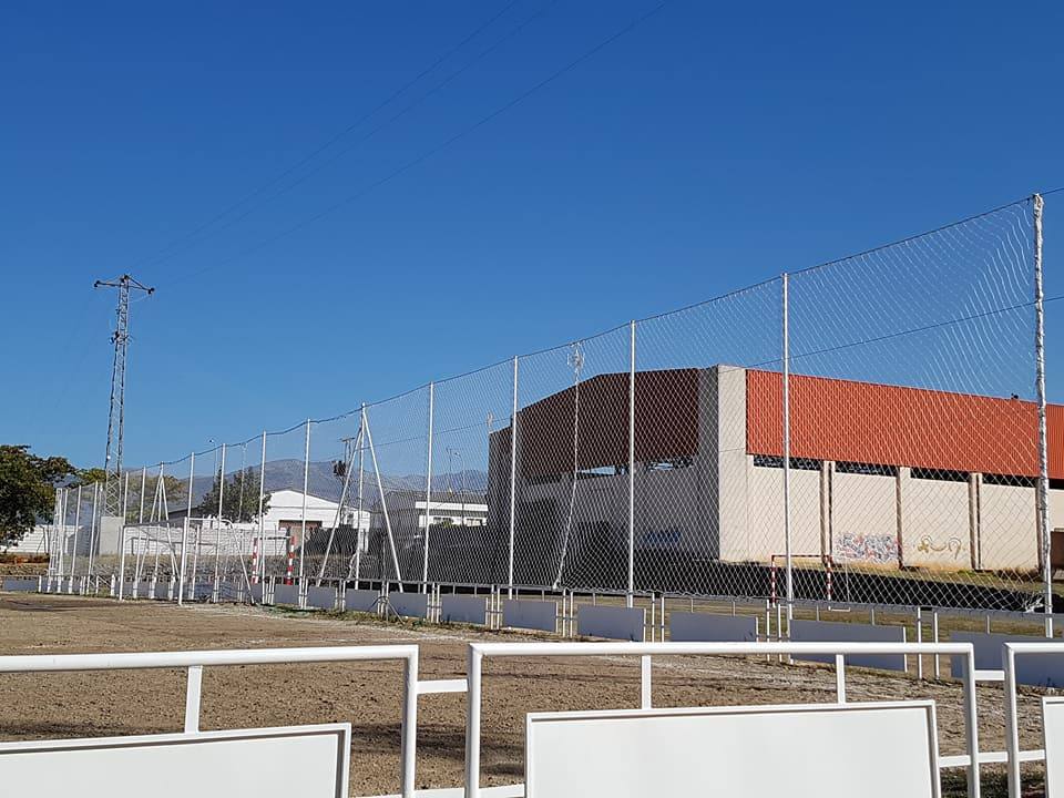 Valla instalada en el polideportivo municipal.