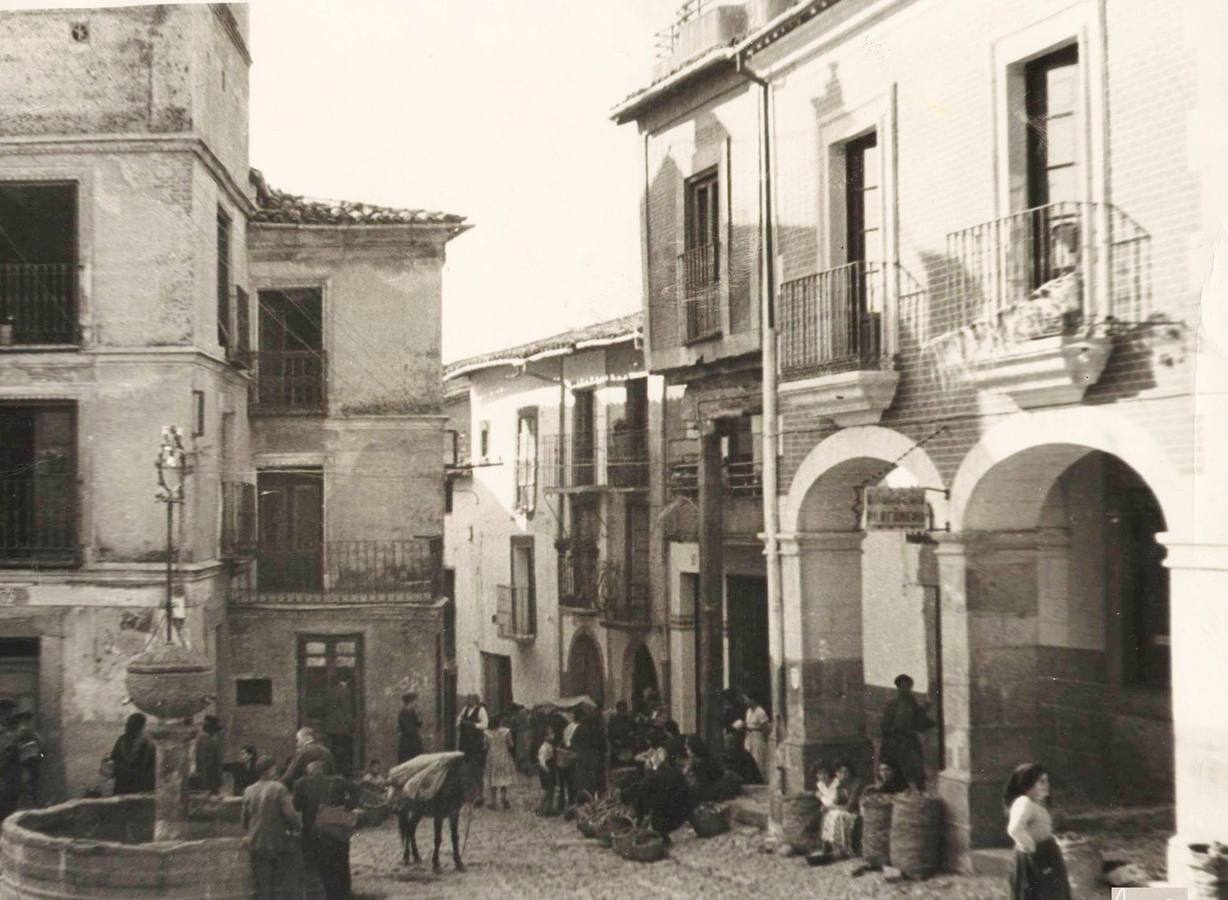 Plaza Mayor con la oficina al fondo y el cartero junto a la fuente. 