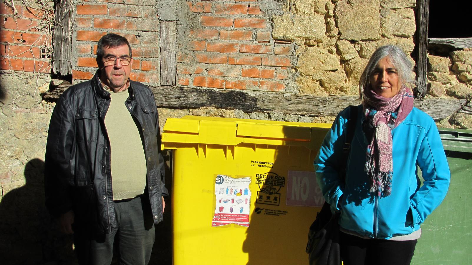 Lucas Martín y Luz Aguilar, junto a un contenedor