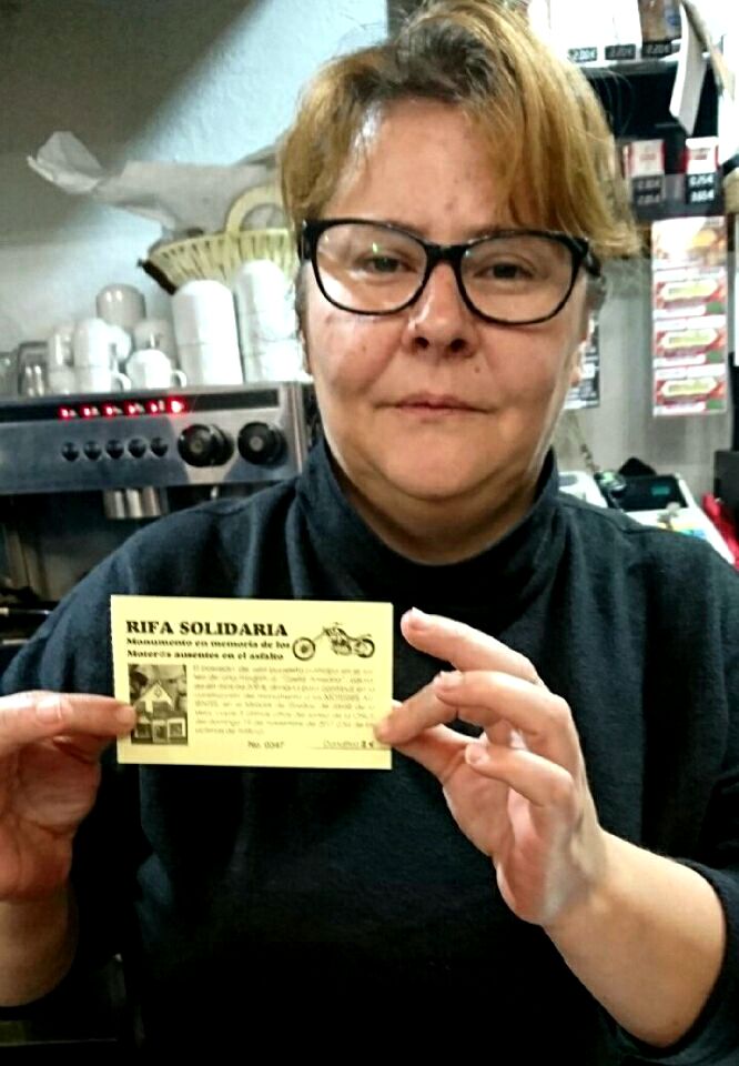Ana Belén con la papeleta del segundo premio.
