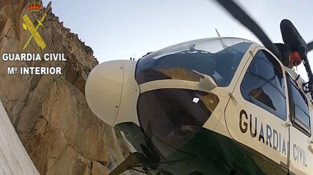 Un helicóptero de la Guardia Civil rescata a un hombre que sufrió un síncope cerca de Losar