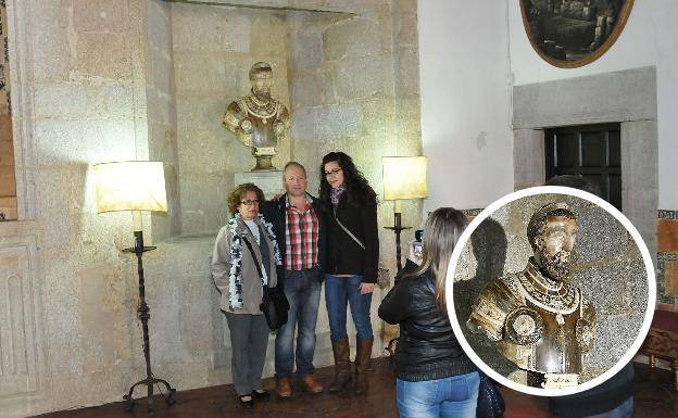 El busto en el salón Carlos V del Palacio de Mirabe. 