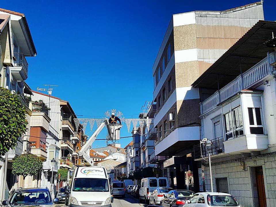 Instalación del alumbrado en la avenida de la Constitución.