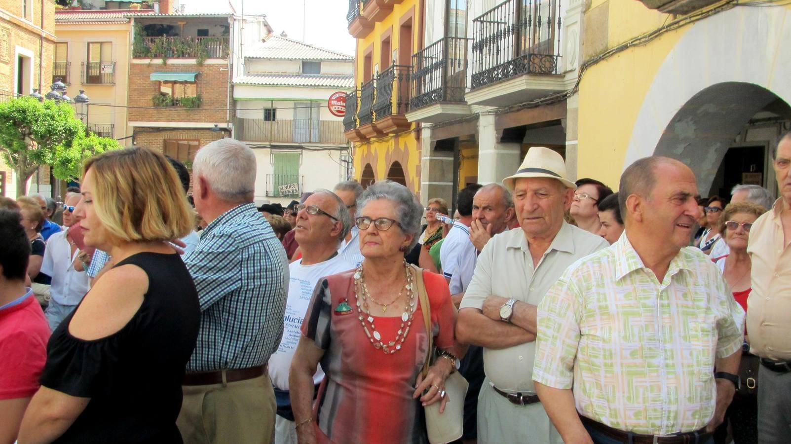 Vecinos en la plaza Mayor