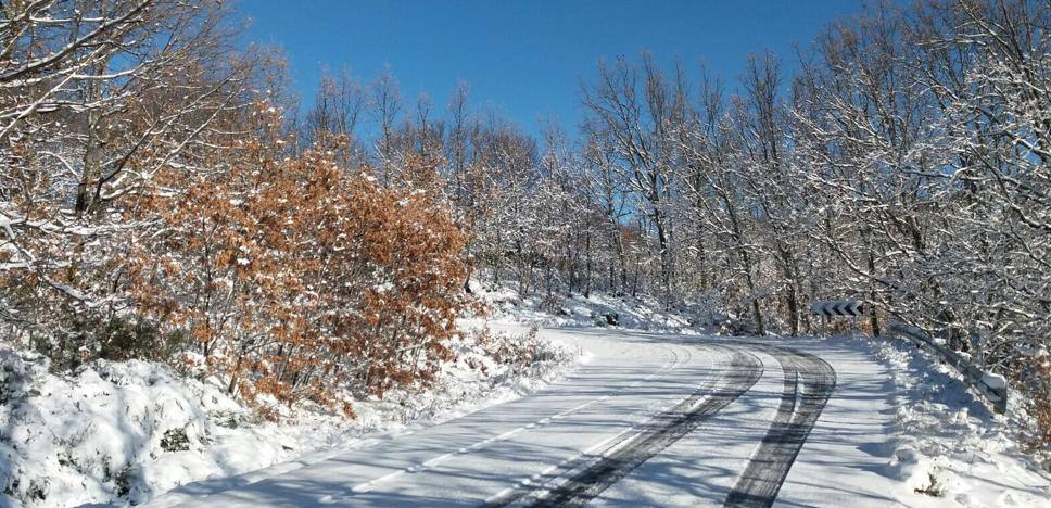 La carretera entre Piornal y Garganta la Olla, cerrada por nieve