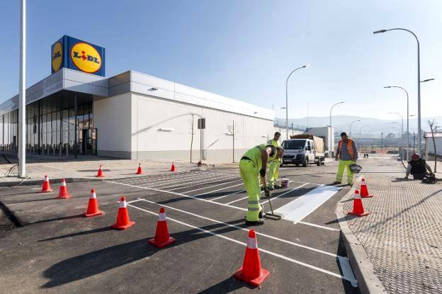 Operarios pintando ayer uno de los pasos de peatones del nuevo vial