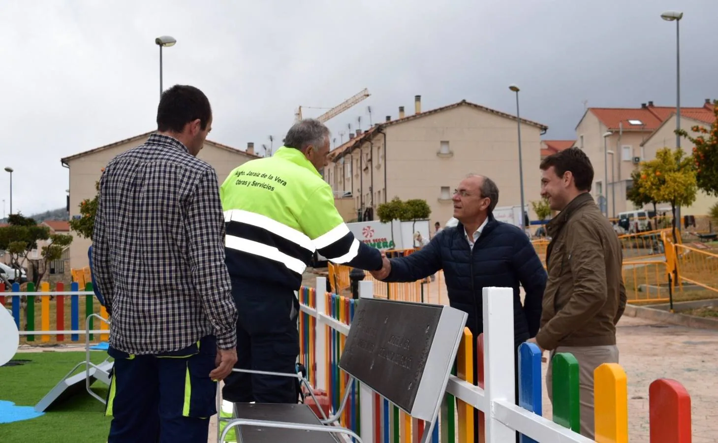 Monago y el alcalde, Luis Miguel Núñez, visitando unas obras municipales. 