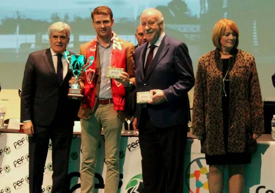 Del Bosque inaugurará el campo de césped artificial en septiembre