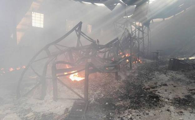 Un incendio destroza una nave de carcasas de móviles en Jaraíz
