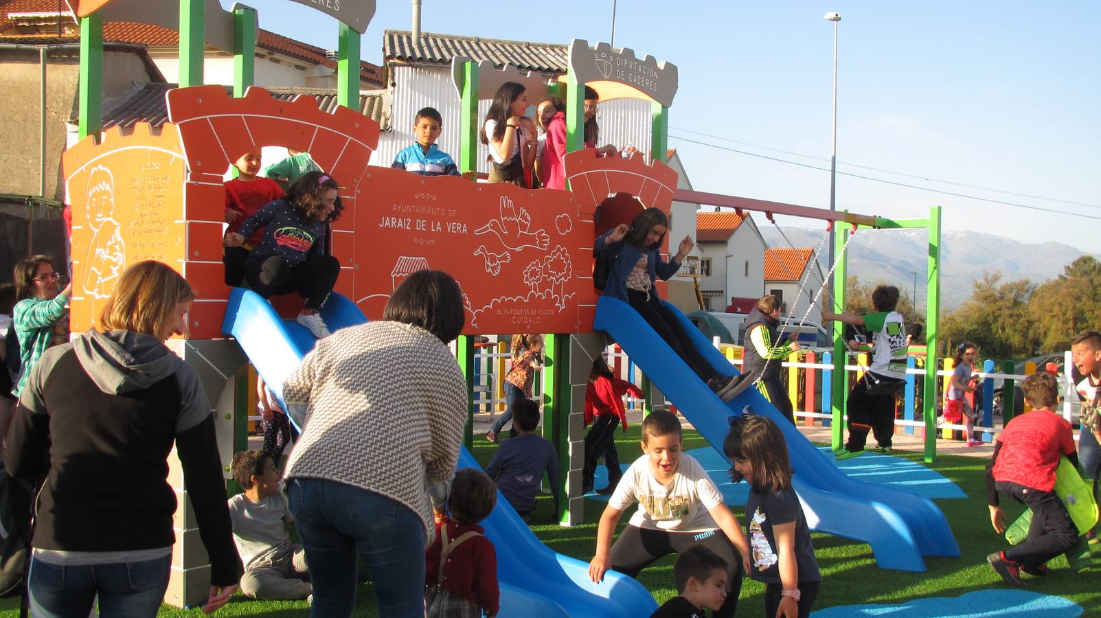 Jaraíz cuenta ya con media docena de parques infantiles