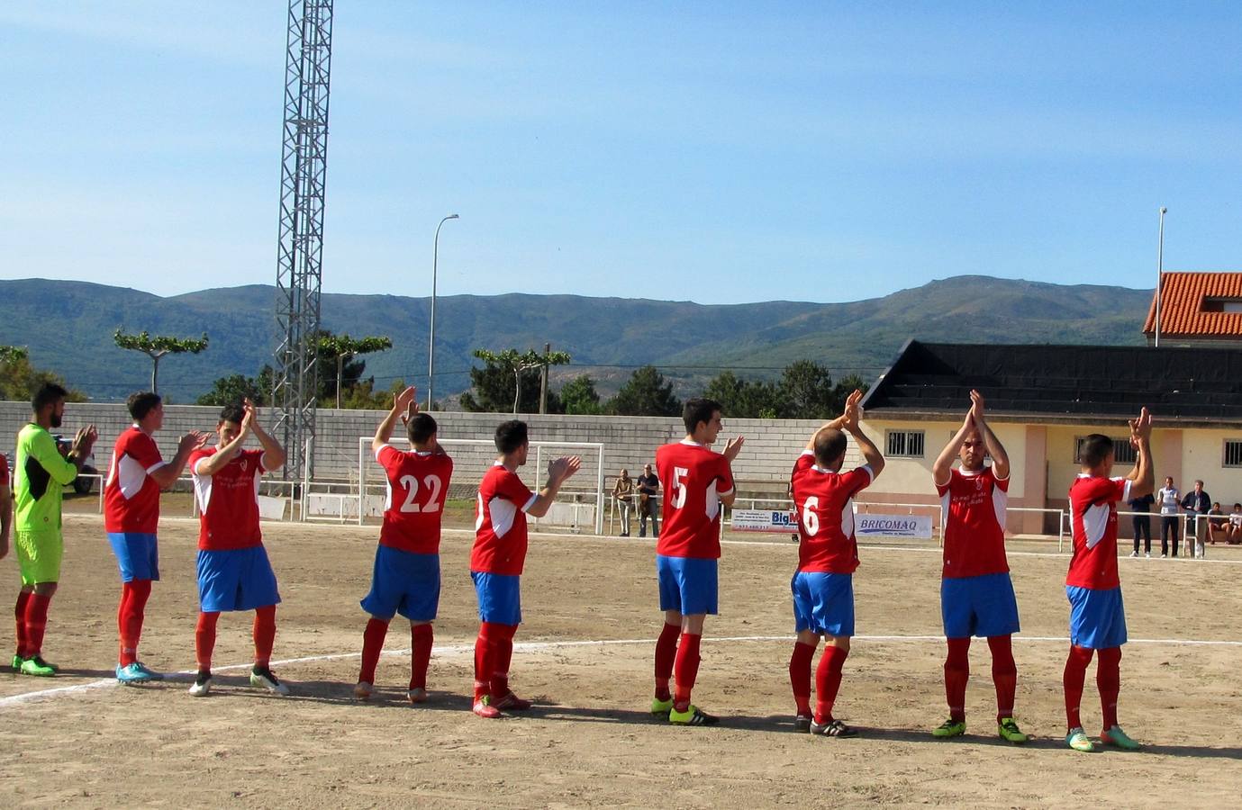 Dar las gracias es lo que esperan los jugadores al final del partido al respetable. P.D.CRUZ