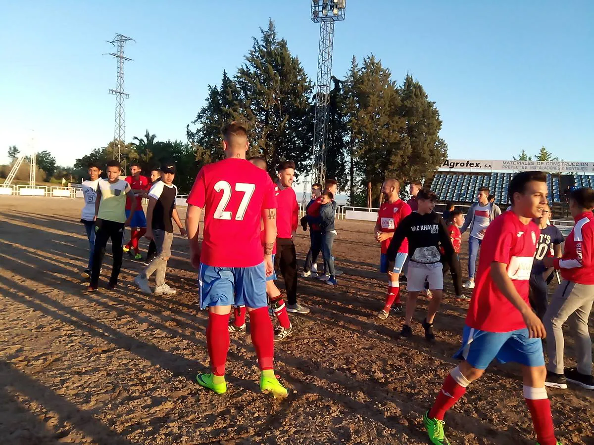 Jugadores jaraiceños y aficionados.