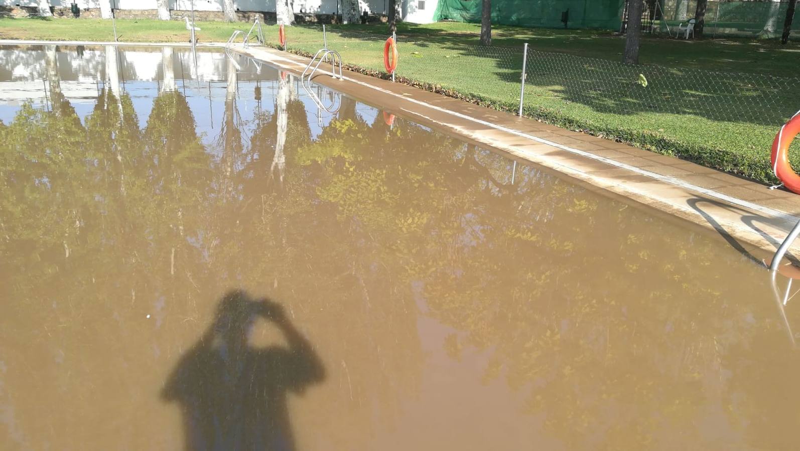 Las piscinas municipales cerradas a consecuencia del temporal de ayer sábado