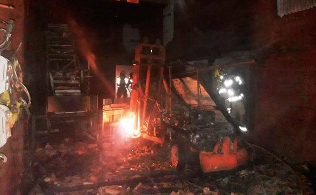 Un incendio destruye un secadero de pimientos en Collado de la Vera