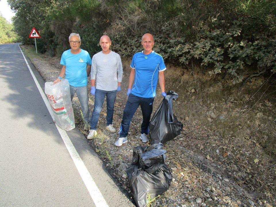 Cuatro vecinos limpian las cunetas de la carretera Jaraíz-Pasarón, llenas de latas