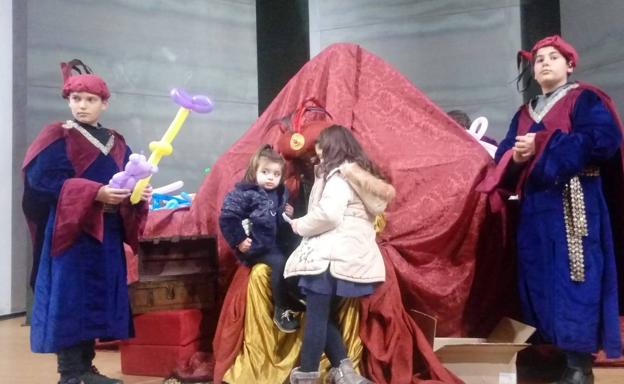 Varios cientos de niños han entregado esta tarde su carta al Cartero Real en su visita a Jerez.