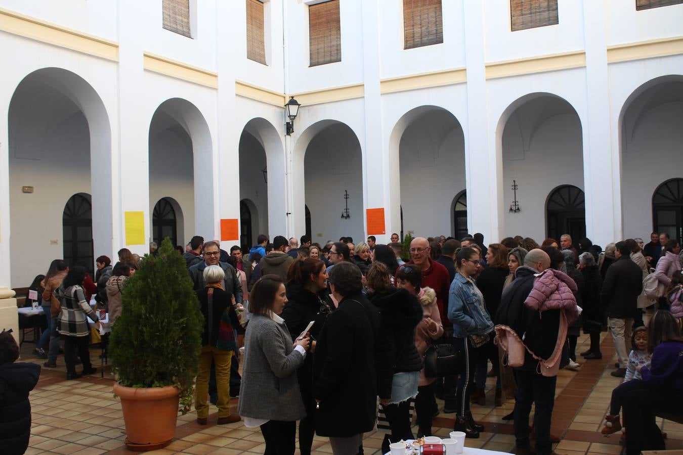 Cientos de personas dieron su apoyo a la Asociación de Familiares de Personas con Alzheimer y otras demencias de Jerez y Comarca en la celebración de su gran Chocolata con roscón de Reyes. La cita, celebrada en la Casa de la Iglesia, contó con la participación de jóvenes de la Cofradía del Señor Coronado de Espinas que alimentaron la ilusión de los más pequeños con manualidades y talleres. Desde la citada Asociación se ha agradecido de manera mu y especial el apoyo del cocinero jerezano Tomás Carbonero Caraballo, el citado grupo joven, la Parroquia de Jerez de los Caballeros, la empresa Decajón, la Pastelería 'Luis Avellí', supermercado Casa Dolores y la empresa Doher. También la ayuda de: el Centro de Educación Infantil Espíritu Santo, la Asociación de Madres y Padres de Alumnos del Colegio El Rodeo, el Colegio Sotomayor y Terrazas, la familia de Joaquina García González y de otras personas y empresas, a la hora de hacer posible este evento que resultó todo un éxito y que, según ha destacado contribuirá a dar continuidad a la atención y apoyo a las personas que conviven con la enfermedad de Alzheimer.