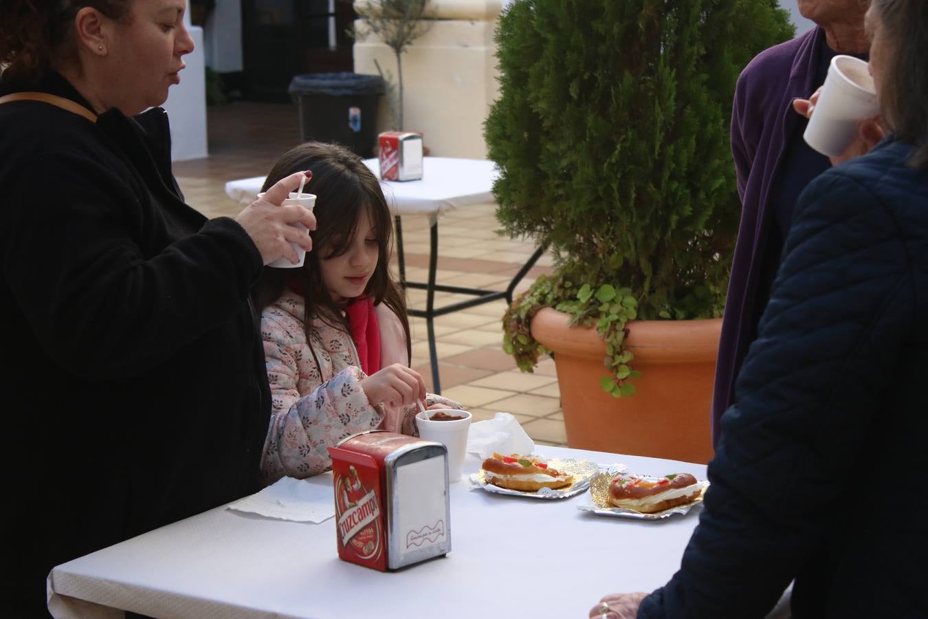 Cientos de personas dieron su apoyo a la Asociación de Familiares de Personas con Alzheimer y otras demencias de Jerez y Comarca en la celebración de su gran Chocolata con roscón de Reyes. La cita, celebrada en la Casa de la Iglesia, contó con la participación de jóvenes de la Cofradía del Señor Coronado de Espinas que alimentaron la ilusión de los más pequeños con manualidades y talleres. Desde la citada Asociación se ha agradecido de manera mu y especial el apoyo del cocinero jerezano Tomás Carbonero Caraballo, el citado grupo joven, la Parroquia de Jerez de los Caballeros, la empresa Decajón, la Pastelería 'Luis Avellí', supermercado Casa Dolores y la empresa Doher. También la ayuda de: el Centro de Educación Infantil Espíritu Santo, la Asociación de Madres y Padres de Alumnos del Colegio El Rodeo, el Colegio Sotomayor y Terrazas, la familia de Joaquina García González y de otras personas y empresas, a la hora de hacer posible este evento que resultó todo un éxito y que, según ha destacado contribuirá a dar continuidad a la atención y apoyo a las personas que conviven con la enfermedad de Alzheimer.