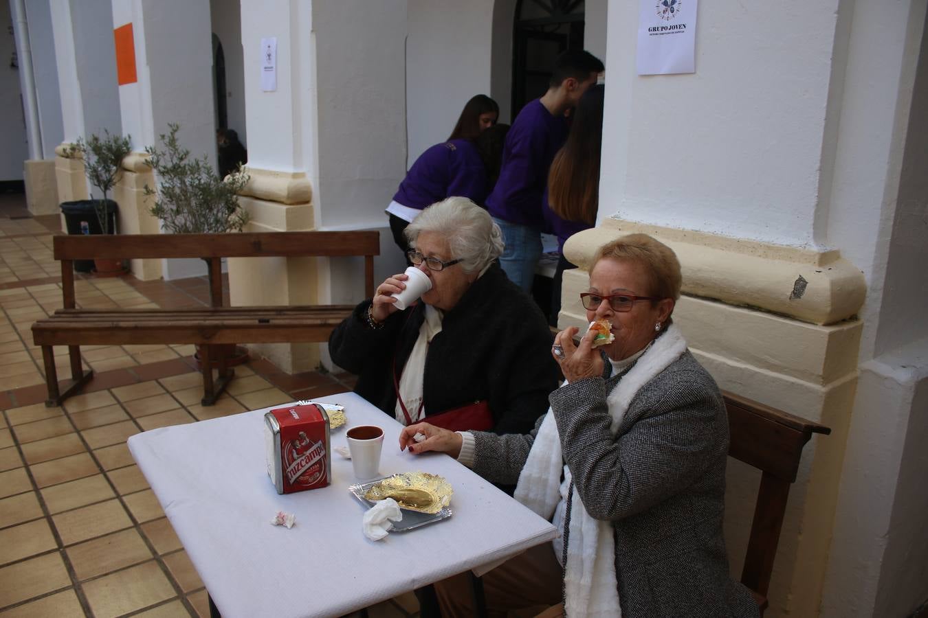 Cientos de personas dieron su apoyo a la Asociación de Familiares de Personas con Alzheimer y otras demencias de Jerez y Comarca en la celebración de su gran Chocolata con roscón de Reyes. La cita, celebrada en la Casa de la Iglesia, contó con la participación de jóvenes de la Cofradía del Señor Coronado de Espinas que alimentaron la ilusión de los más pequeños con manualidades y talleres. Desde la citada Asociación se ha agradecido de manera mu y especial el apoyo del cocinero jerezano Tomás Carbonero Caraballo, el citado grupo joven, la Parroquia de Jerez de los Caballeros, la empresa Decajón, la Pastelería 'Luis Avellí', supermercado Casa Dolores y la empresa Doher. También la ayuda de: el Centro de Educación Infantil Espíritu Santo, la Asociación de Madres y Padres de Alumnos del Colegio El Rodeo, el Colegio Sotomayor y Terrazas, la familia de Joaquina García González y de otras personas y empresas, a la hora de hacer posible este evento que resultó todo un éxito y que, según ha destacado contribuirá a dar continuidad a la atención y apoyo a las personas que conviven con la enfermedad de Alzheimer.