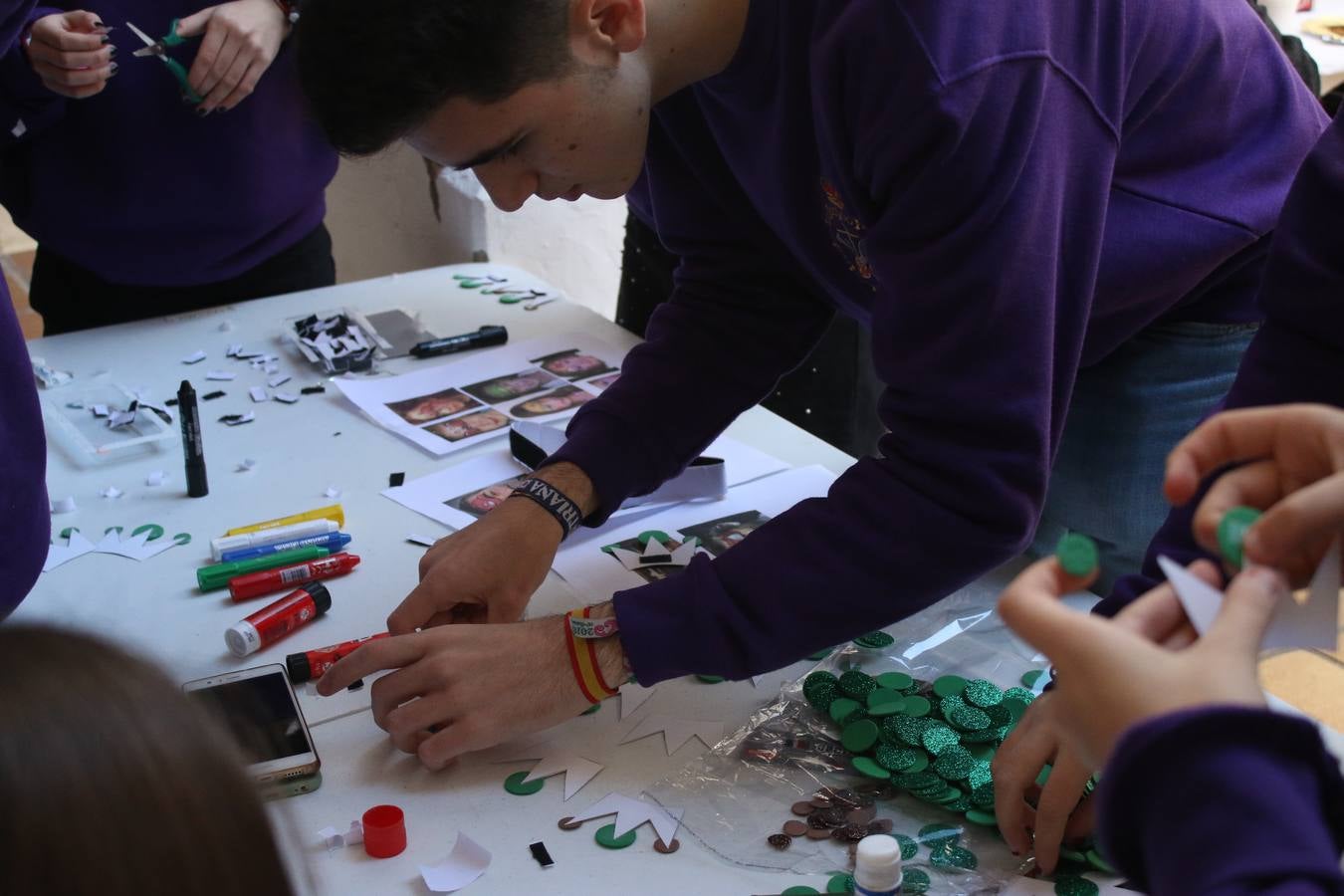 Cientos de personas dieron su apoyo a la Asociación de Familiares de Personas con Alzheimer y otras demencias de Jerez y Comarca en la celebración de su gran Chocolata con roscón de Reyes. La cita, celebrada en la Casa de la Iglesia, contó con la participación de jóvenes de la Cofradía del Señor Coronado de Espinas que alimentaron la ilusión de los más pequeños con manualidades y talleres. Desde la citada Asociación se ha agradecido de manera mu y especial el apoyo del cocinero jerezano Tomás Carbonero Caraballo, el citado grupo joven, la Parroquia de Jerez de los Caballeros, la empresa Decajón, la Pastelería 'Luis Avellí', supermercado Casa Dolores y la empresa Doher. También la ayuda de: el Centro de Educación Infantil Espíritu Santo, la Asociación de Madres y Padres de Alumnos del Colegio El Rodeo, el Colegio Sotomayor y Terrazas, la familia de Joaquina García González y de otras personas y empresas, a la hora de hacer posible este evento que resultó todo un éxito y que, según ha destacado contribuirá a dar continuidad a la atención y apoyo a las personas que conviven con la enfermedad de Alzheimer.