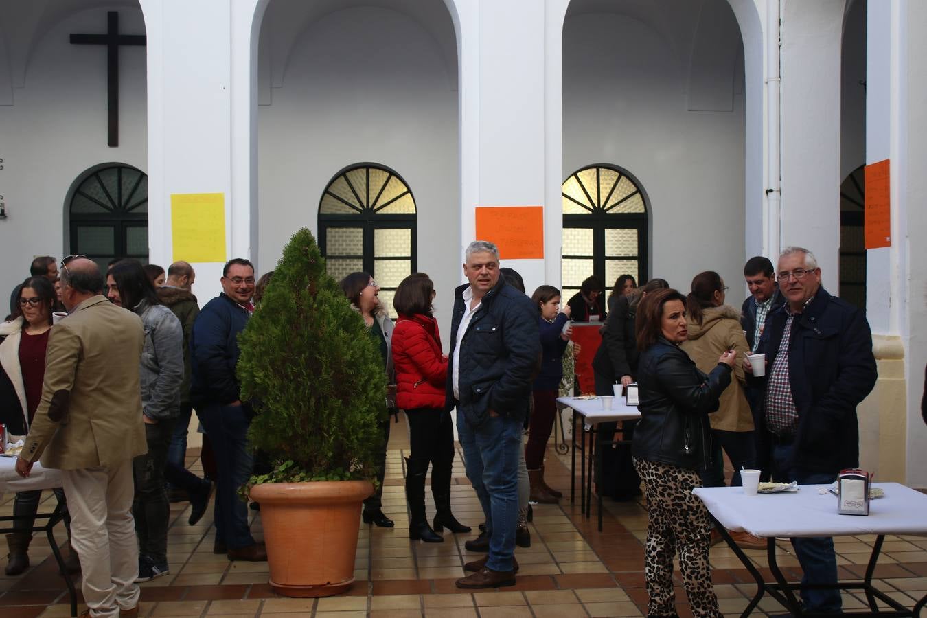 Cientos de personas dieron su apoyo a la Asociación de Familiares de Personas con Alzheimer y otras demencias de Jerez y Comarca en la celebración de su gran Chocolata con roscón de Reyes. La cita, celebrada en la Casa de la Iglesia, contó con la participación de jóvenes de la Cofradía del Señor Coronado de Espinas que alimentaron la ilusión de los más pequeños con manualidades y talleres. Desde la citada Asociación se ha agradecido de manera mu y especial el apoyo del cocinero jerezano Tomás Carbonero Caraballo, el citado grupo joven, la Parroquia de Jerez de los Caballeros, la empresa Decajón, la Pastelería 'Luis Avellí', supermercado Casa Dolores y la empresa Doher. También la ayuda de: el Centro de Educación Infantil Espíritu Santo, la Asociación de Madres y Padres de Alumnos del Colegio El Rodeo, el Colegio Sotomayor y Terrazas, la familia de Joaquina García González y de otras personas y empresas, a la hora de hacer posible este evento que resultó todo un éxito y que, según ha destacado contribuirá a dar continuidad a la atención y apoyo a las personas que conviven con la enfermedad de Alzheimer.