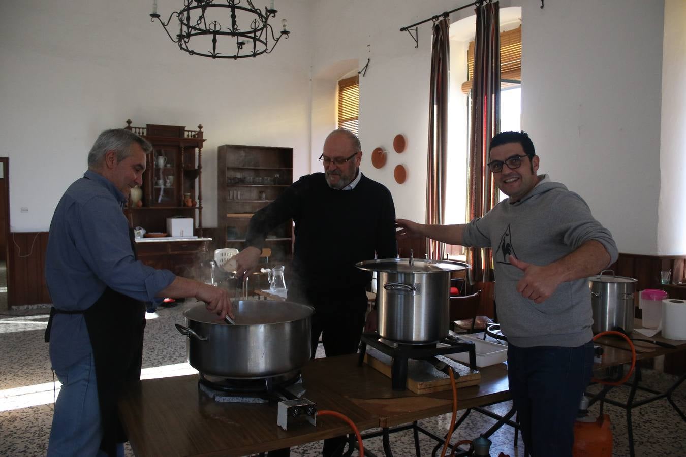 Cientos de personas dieron su apoyo a la Asociación de Familiares de Personas con Alzheimer y otras demencias de Jerez y Comarca en la celebración de su gran Chocolata con roscón de Reyes. La cita, celebrada en la Casa de la Iglesia, contó con la participación de jóvenes de la Cofradía del Señor Coronado de Espinas que alimentaron la ilusión de los más pequeños con manualidades y talleres. Desde la citada Asociación se ha agradecido de manera mu y especial el apoyo del cocinero jerezano Tomás Carbonero Caraballo, el citado grupo joven, la Parroquia de Jerez de los Caballeros, la empresa Decajón, la Pastelería 'Luis Avellí', supermercado Casa Dolores y la empresa Doher. También la ayuda de: el Centro de Educación Infantil Espíritu Santo, la Asociación de Madres y Padres de Alumnos del Colegio El Rodeo, el Colegio Sotomayor y Terrazas, la familia de Joaquina García González y de otras personas y empresas, a la hora de hacer posible este evento que resultó todo un éxito y que, según ha destacado contribuirá a dar continuidad a la atención y apoyo a las personas que conviven con la enfermedad de Alzheimer.