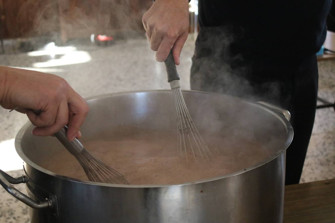 Cientos de personas dieron su apoyo a la Asociación de Familiares de Personas con Alzheimer y otras demencias de Jerez y Comarca en la celebración de su gran Chocolata con roscón de Reyes. La cita, celebrada en la Casa de la Iglesia, contó con la participación de jóvenes de la Cofradía del Señor Coronado de Espinas que alimentaron la ilusión de los más pequeños con manualidades y talleres. Desde la citada Asociación se ha agradecido de manera mu y especial el apoyo del cocinero jerezano Tomás Carbonero Caraballo, el citado grupo joven, la Parroquia de Jerez de los Caballeros, la empresa Decajón, la Pastelería 'Luis Avellí', supermercado Casa Dolores y la empresa Doher. También la ayuda de: el Centro de Educación Infantil Espíritu Santo, la Asociación de Madres y Padres de Alumnos del Colegio El Rodeo, el Colegio Sotomayor y Terrazas, la familia de Joaquina García González y de otras personas y empresas, a la hora de hacer posible este evento que resultó todo un éxito y que, según ha destacado contribuirá a dar continuidad a la atención y apoyo a las personas que conviven con la enfermedad de Alzheimer.