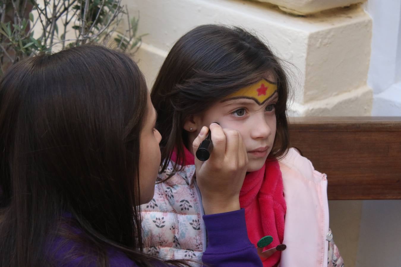 Cientos de personas dieron su apoyo a la Asociación de Familiares de Personas con Alzheimer y otras demencias de Jerez y Comarca en la celebración de su gran Chocolata con roscón de Reyes. La cita, celebrada en la Casa de la Iglesia, contó con la participación de jóvenes de la Cofradía del Señor Coronado de Espinas que alimentaron la ilusión de los más pequeños con manualidades y talleres. Desde la citada Asociación se ha agradecido de manera mu y especial el apoyo del cocinero jerezano Tomás Carbonero Caraballo, el citado grupo joven, la Parroquia de Jerez de los Caballeros, la empresa Decajón, la Pastelería 'Luis Avellí', supermercado Casa Dolores y la empresa Doher. También la ayuda de: el Centro de Educación Infantil Espíritu Santo, la Asociación de Madres y Padres de Alumnos del Colegio El Rodeo, el Colegio Sotomayor y Terrazas, la familia de Joaquina García González y de otras personas y empresas, a la hora de hacer posible este evento que resultó todo un éxito y que, según ha destacado contribuirá a dar continuidad a la atención y apoyo a las personas que conviven con la enfermedad de Alzheimer.