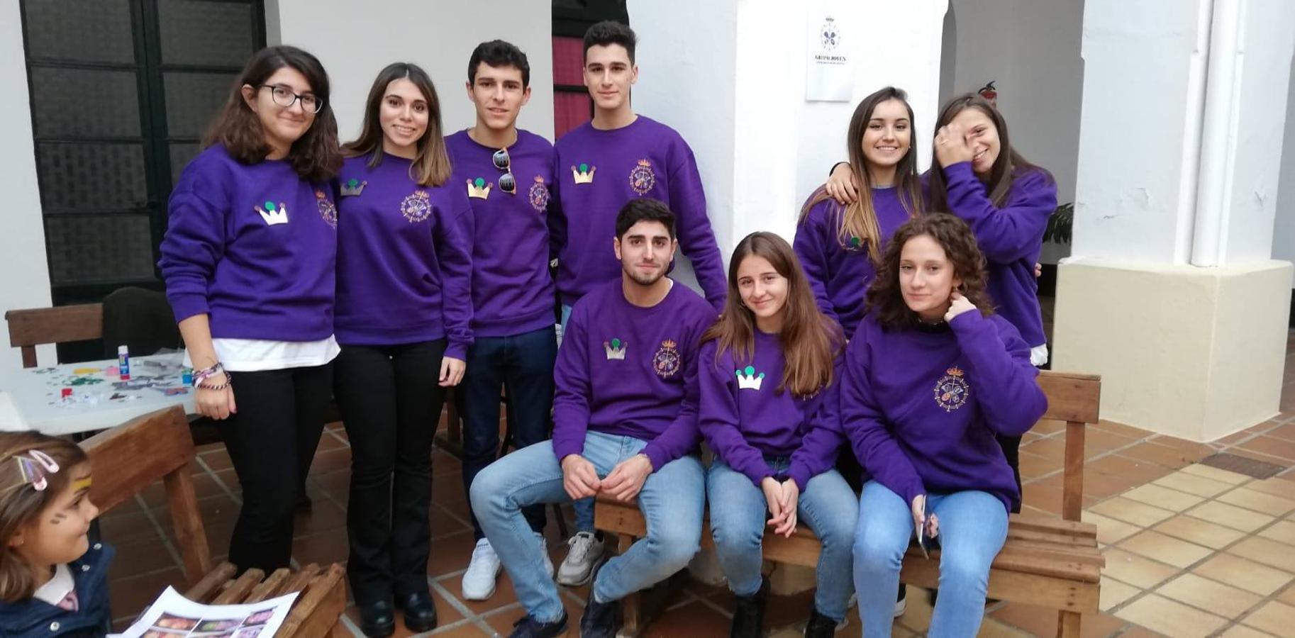 Cientos de personas dieron su apoyo a la Asociación de Familiares de Personas con Alzheimer y otras demencias de Jerez y Comarca en la celebración de su gran Chocolata con roscón de Reyes. La cita, celebrada en la Casa de la Iglesia, contó con la participación de jóvenes de la Cofradía del Señor Coronado de Espinas que alimentaron la ilusión de los más pequeños con manualidades y talleres. Desde la citada Asociación se ha agradecido de manera mu y especial el apoyo del cocinero jerezano Tomás Carbonero Caraballo, el citado grupo joven, la Parroquia de Jerez de los Caballeros, la empresa Decajón, la Pastelería 'Luis Avellí', supermercado Casa Dolores y la empresa Doher. También la ayuda de: el Centro de Educación Infantil Espíritu Santo, la Asociación de Madres y Padres de Alumnos del Colegio El Rodeo, el Colegio Sotomayor y Terrazas, la familia de Joaquina García González y de otras personas y empresas, a la hora de hacer posible este evento que resultó todo un éxito y que, según ha destacado contribuirá a dar continuidad a la atención y apoyo a las personas que conviven con la enfermedad de Alzheimer.