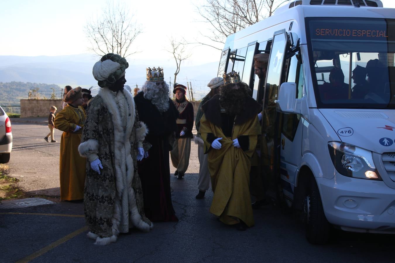 Jerez de los Caballeros se inundó de magia, ilusión y colorido con su tradicional Cabalgata de Reyes Magos. Primero, fueron los mayores de la Residencia Hernando de Soto quienes disfrutaron de la presencia de sus Majestades de Oriente junto a la visita de autoridades y miembros de las distintas cofradías y hermandades. Desde el Ayuntamiento se había dispuesto este año un recorrido distinto y el el entorno del citado centro, junto al parque de Santa Lucía, fue el punto de partida de una cabalgata que vivió uno de sus momentos más extraordinarios en la Plaza de España con mucha presencia de público. Junto a los tronos de Melchor, Gaspar y Baltasar, carrozas realizadas por el Ayuntamiento, destacó la participación de asociaciones y colectivos: vecinos de La Bazana, 'Euexia Rural', la Asociación cultural del Belén Santa Ángela y la Asociación juvenil 'La Trouppe', que con más de 100 componentes ofreció un gran espectáculo con la recreación de la fantasía de 'El Rey león'. La música acrecentó el ambiente de ilusión, con los sones de la Agrupación Musical 'Nuestro Padre Jesús Nazareno' y la Agrupación Musical 'Maestro Sousa' de la OJE. Los más pequeños vivieron la cita con emoción y fueron los verdaderos protagonistas del mejor prólogo de una de las noches más especiales del año.Además del amplio despliegue de fantasía y colorido, estuvo la labor de: Policía Local, Cruz Roja, Protección Civil, Bomberos, Guardia Civil, para el buen desarrollo de este evento.