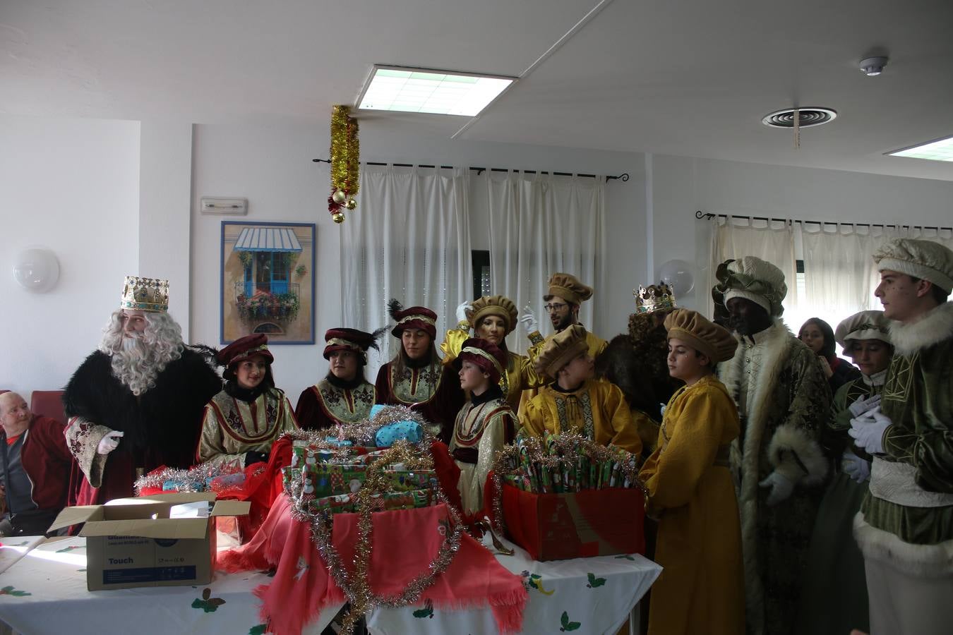 Jerez de los Caballeros se inundó de magia, ilusión y colorido con su tradicional Cabalgata de Reyes Magos. Primero, fueron los mayores de la Residencia Hernando de Soto quienes disfrutaron de la presencia de sus Majestades de Oriente junto a la visita de autoridades y miembros de las distintas cofradías y hermandades. Desde el Ayuntamiento se había dispuesto este año un recorrido distinto y el el entorno del citado centro, junto al parque de Santa Lucía, fue el punto de partida de una cabalgata que vivió uno de sus momentos más extraordinarios en la Plaza de España con mucha presencia de público. Junto a los tronos de Melchor, Gaspar y Baltasar, carrozas realizadas por el Ayuntamiento, destacó la participación de asociaciones y colectivos: vecinos de La Bazana, 'Euexia Rural', la Asociación cultural del Belén Santa Ángela y la Asociación juvenil 'La Trouppe', que con más de 100 componentes ofreció un gran espectáculo con la recreación de la fantasía de 'El Rey león'. La música acrecentó el ambiente de ilusión, con los sones de la Agrupación Musical 'Nuestro Padre Jesús Nazareno' y la Agrupación Musical 'Maestro Sousa' de la OJE. Los más pequeños vivieron la cita con emoción y fueron los verdaderos protagonistas del mejor prólogo de una de las noches más especiales del año.Además del amplio despliegue de fantasía y colorido, estuvo la labor de: Policía Local, Cruz Roja, Protección Civil, Bomberos, Guardia Civil, para el buen desarrollo de este evento.