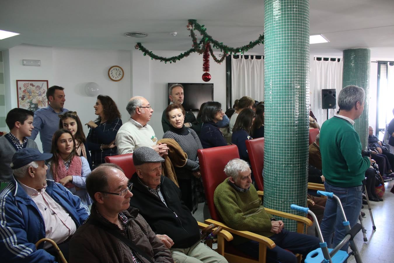 Jerez de los Caballeros se inundó de magia, ilusión y colorido con su tradicional Cabalgata de Reyes Magos. Primero, fueron los mayores de la Residencia Hernando de Soto quienes disfrutaron de la presencia de sus Majestades de Oriente junto a la visita de autoridades y miembros de las distintas cofradías y hermandades. Desde el Ayuntamiento se había dispuesto este año un recorrido distinto y el el entorno del citado centro, junto al parque de Santa Lucía, fue el punto de partida de una cabalgata que vivió uno de sus momentos más extraordinarios en la Plaza de España con mucha presencia de público. Junto a los tronos de Melchor, Gaspar y Baltasar, carrozas realizadas por el Ayuntamiento, destacó la participación de asociaciones y colectivos: vecinos de La Bazana, 'Euexia Rural', la Asociación cultural del Belén Santa Ángela y la Asociación juvenil 'La Trouppe', que con más de 100 componentes ofreció un gran espectáculo con la recreación de la fantasía de 'El Rey león'. La música acrecentó el ambiente de ilusión, con los sones de la Agrupación Musical 'Nuestro Padre Jesús Nazareno' y la Agrupación Musical 'Maestro Sousa' de la OJE. Los más pequeños vivieron la cita con emoción y fueron los verdaderos protagonistas del mejor prólogo de una de las noches más especiales del año.Además del amplio despliegue de fantasía y colorido, estuvo la labor de: Policía Local, Cruz Roja, Protección Civil, Bomberos, Guardia Civil, para el buen desarrollo de este evento.
