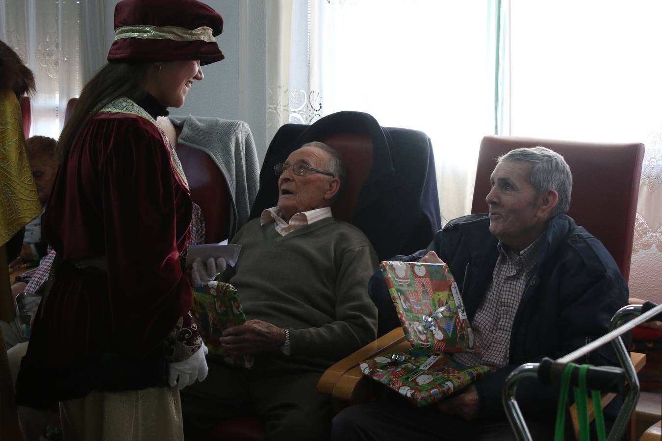 Jerez de los Caballeros se inundó de magia, ilusión y colorido con su tradicional Cabalgata de Reyes Magos. Primero, fueron los mayores de la Residencia Hernando de Soto quienes disfrutaron de la presencia de sus Majestades de Oriente junto a la visita de autoridades y miembros de las distintas cofradías y hermandades. Desde el Ayuntamiento se había dispuesto este año un recorrido distinto y el el entorno del citado centro, junto al parque de Santa Lucía, fue el punto de partida de una cabalgata que vivió uno de sus momentos más extraordinarios en la Plaza de España con mucha presencia de público. Junto a los tronos de Melchor, Gaspar y Baltasar, carrozas realizadas por el Ayuntamiento, destacó la participación de asociaciones y colectivos: vecinos de La Bazana, 'Euexia Rural', la Asociación cultural del Belén Santa Ángela y la Asociación juvenil 'La Trouppe', que con más de 100 componentes ofreció un gran espectáculo con la recreación de la fantasía de 'El Rey león'. La música acrecentó el ambiente de ilusión, con los sones de la Agrupación Musical 'Nuestro Padre Jesús Nazareno' y la Agrupación Musical 'Maestro Sousa' de la OJE. Los más pequeños vivieron la cita con emoción y fueron los verdaderos protagonistas del mejor prólogo de una de las noches más especiales del año.Además del amplio despliegue de fantasía y colorido, estuvo la labor de: Policía Local, Cruz Roja, Protección Civil, Bomberos, Guardia Civil, para el buen desarrollo de este evento.