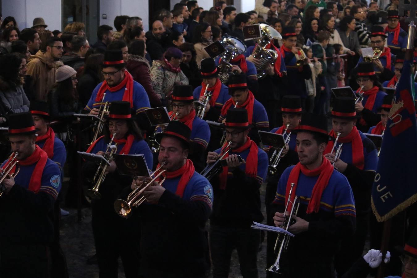 Jerez de los Caballeros se inundó de magia, ilusión y colorido con su tradicional Cabalgata de Reyes Magos. Primero, fueron los mayores de la Residencia Hernando de Soto quienes disfrutaron de la presencia de sus Majestades de Oriente junto a la visita de autoridades y miembros de las distintas cofradías y hermandades. Desde el Ayuntamiento se había dispuesto este año un recorrido distinto y el el entorno del citado centro, junto al parque de Santa Lucía, fue el punto de partida de una cabalgata que vivió uno de sus momentos más extraordinarios en la Plaza de España con mucha presencia de público. Junto a los tronos de Melchor, Gaspar y Baltasar, carrozas realizadas por el Ayuntamiento, destacó la participación de asociaciones y colectivos: vecinos de La Bazana, 'Euexia Rural', la Asociación cultural del Belén Santa Ángela y la Asociación juvenil 'La Trouppe', que con más de 100 componentes ofreció un gran espectáculo con la recreación de la fantasía de 'El Rey león'. La música acrecentó el ambiente de ilusión, con los sones de la Agrupación Musical 'Nuestro Padre Jesús Nazareno' y la Agrupación Musical 'Maestro Sousa' de la OJE. Los más pequeños vivieron la cita con emoción y fueron los verdaderos protagonistas del mejor prólogo de una de las noches más especiales del año.Además del amplio despliegue de fantasía y colorido, estuvo la labor de: Policía Local, Cruz Roja, Protección Civil, Bomberos, Guardia Civil, para el buen desarrollo de este evento.