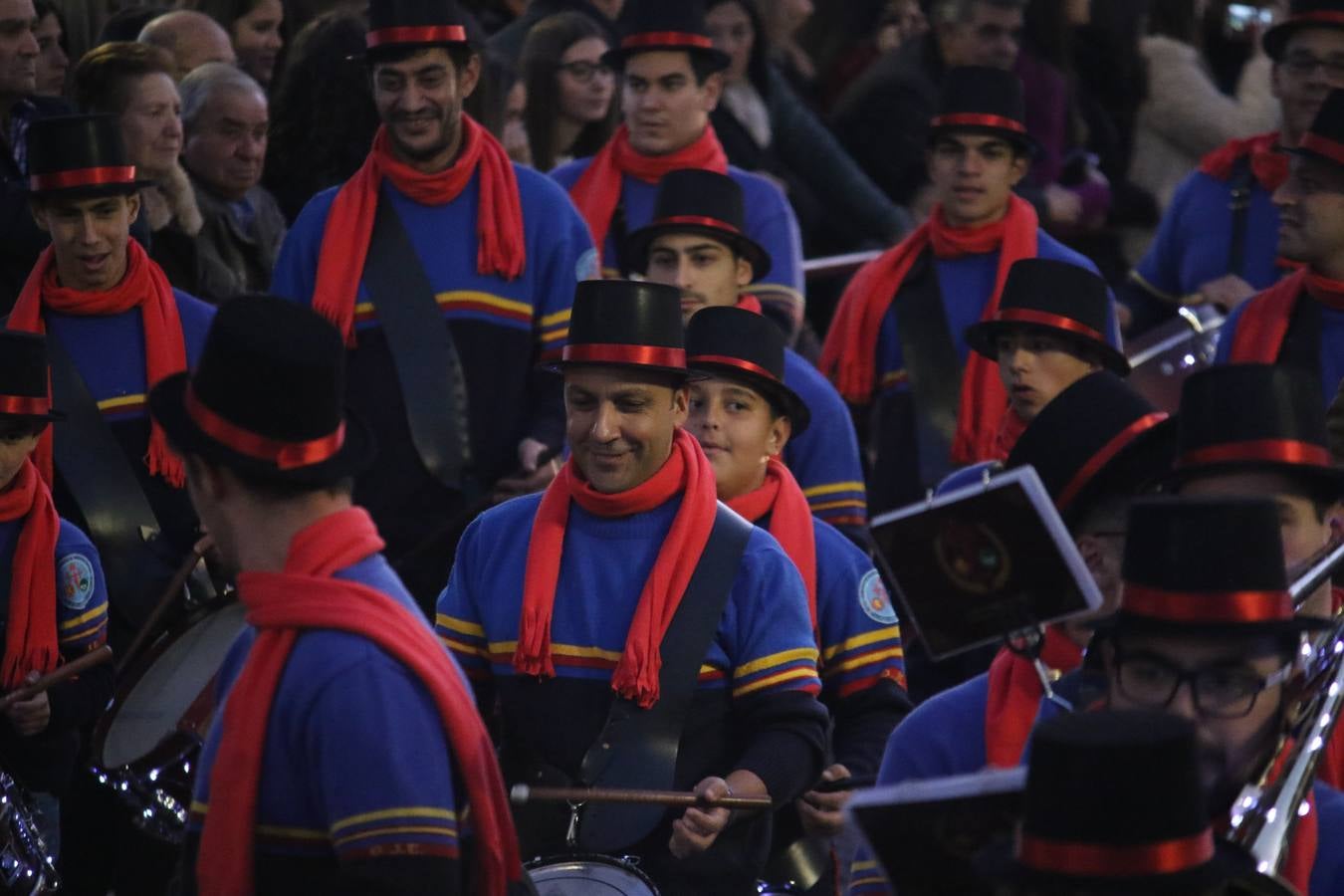 Jerez de los Caballeros se inundó de magia, ilusión y colorido con su tradicional Cabalgata de Reyes Magos. Primero, fueron los mayores de la Residencia Hernando de Soto quienes disfrutaron de la presencia de sus Majestades de Oriente junto a la visita de autoridades y miembros de las distintas cofradías y hermandades. Desde el Ayuntamiento se había dispuesto este año un recorrido distinto y el el entorno del citado centro, junto al parque de Santa Lucía, fue el punto de partida de una cabalgata que vivió uno de sus momentos más extraordinarios en la Plaza de España con mucha presencia de público. Junto a los tronos de Melchor, Gaspar y Baltasar, carrozas realizadas por el Ayuntamiento, destacó la participación de asociaciones y colectivos: vecinos de La Bazana, 'Euexia Rural', la Asociación cultural del Belén Santa Ángela y la Asociación juvenil 'La Trouppe', que con más de 100 componentes ofreció un gran espectáculo con la recreación de la fantasía de 'El Rey león'. La música acrecentó el ambiente de ilusión, con los sones de la Agrupación Musical 'Nuestro Padre Jesús Nazareno' y la Agrupación Musical 'Maestro Sousa' de la OJE. Los más pequeños vivieron la cita con emoción y fueron los verdaderos protagonistas del mejor prólogo de una de las noches más especiales del año.Además del amplio despliegue de fantasía y colorido, estuvo la labor de: Policía Local, Cruz Roja, Protección Civil, Bomberos, Guardia Civil, para el buen desarrollo de este evento.