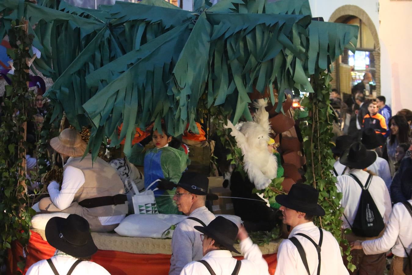 Jerez de los Caballeros se inundó de magia, ilusión y colorido con su tradicional Cabalgata de Reyes Magos. Primero, fueron los mayores de la Residencia Hernando de Soto quienes disfrutaron de la presencia de sus Majestades de Oriente junto a la visita de autoridades y miembros de las distintas cofradías y hermandades. Desde el Ayuntamiento se había dispuesto este año un recorrido distinto y el el entorno del citado centro, junto al parque de Santa Lucía, fue el punto de partida de una cabalgata que vivió uno de sus momentos más extraordinarios en la Plaza de España con mucha presencia de público. Junto a los tronos de Melchor, Gaspar y Baltasar, carrozas realizadas por el Ayuntamiento, destacó la participación de asociaciones y colectivos: vecinos de La Bazana, 'Euexia Rural', la Asociación cultural del Belén Santa Ángela y la Asociación juvenil 'La Trouppe', que con más de 100 componentes ofreció un gran espectáculo con la recreación de la fantasía de 'El Rey león'. La música acrecentó el ambiente de ilusión, con los sones de la Agrupación Musical 'Nuestro Padre Jesús Nazareno' y la Agrupación Musical 'Maestro Sousa' de la OJE. Los más pequeños vivieron la cita con emoción y fueron los verdaderos protagonistas del mejor prólogo de una de las noches más especiales del año.Además del amplio despliegue de fantasía y colorido, estuvo la labor de: Policía Local, Cruz Roja, Protección Civil, Bomberos, Guardia Civil, para el buen desarrollo de este evento.