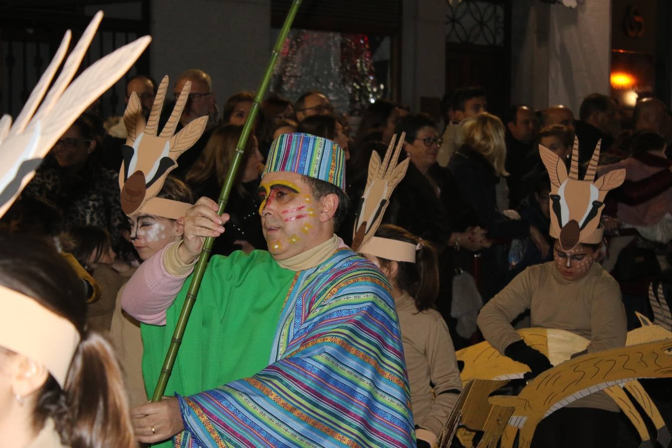 Jerez de los Caballeros se inundó de magia, ilusión y colorido con su tradicional Cabalgata de Reyes Magos. Primero, fueron los mayores de la Residencia Hernando de Soto quienes disfrutaron de la presencia de sus Majestades de Oriente junto a la visita de autoridades y miembros de las distintas cofradías y hermandades. Desde el Ayuntamiento se había dispuesto este año un recorrido distinto y el el entorno del citado centro, junto al parque de Santa Lucía, fue el punto de partida de una cabalgata que vivió uno de sus momentos más extraordinarios en la Plaza de España con mucha presencia de público. Junto a los tronos de Melchor, Gaspar y Baltasar, carrozas realizadas por el Ayuntamiento, destacó la participación de asociaciones y colectivos: vecinos de La Bazana, 'Euexia Rural', la Asociación cultural del Belén Santa Ángela y la Asociación juvenil 'La Trouppe', que con más de 100 componentes ofreció un gran espectáculo con la recreación de la fantasía de 'El Rey león'. La música acrecentó el ambiente de ilusión, con los sones de la Agrupación Musical 'Nuestro Padre Jesús Nazareno' y la Agrupación Musical 'Maestro Sousa' de la OJE. Los más pequeños vivieron la cita con emoción y fueron los verdaderos protagonistas del mejor prólogo de una de las noches más especiales del año.Además del amplio despliegue de fantasía y colorido, estuvo la labor de: Policía Local, Cruz Roja, Protección Civil, Bomberos, Guardia Civil, para el buen desarrollo de este evento.