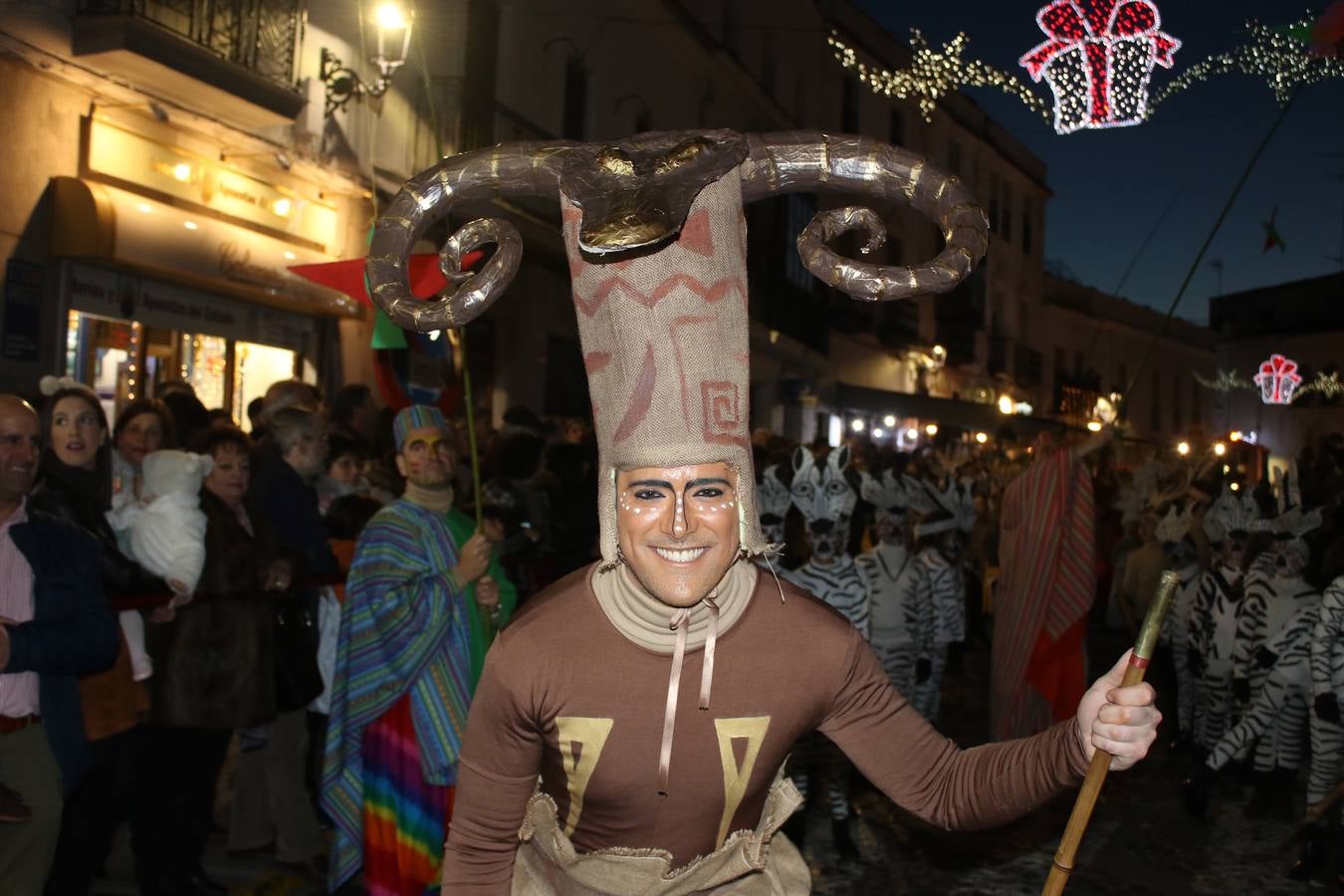 Jerez de los Caballeros se inundó de magia, ilusión y colorido con su tradicional Cabalgata de Reyes Magos. Primero, fueron los mayores de la Residencia Hernando de Soto quienes disfrutaron de la presencia de sus Majestades de Oriente junto a la visita de autoridades y miembros de las distintas cofradías y hermandades. Desde el Ayuntamiento se había dispuesto este año un recorrido distinto y el el entorno del citado centro, junto al parque de Santa Lucía, fue el punto de partida de una cabalgata que vivió uno de sus momentos más extraordinarios en la Plaza de España con mucha presencia de público. Junto a los tronos de Melchor, Gaspar y Baltasar, carrozas realizadas por el Ayuntamiento, destacó la participación de asociaciones y colectivos: vecinos de La Bazana, 'Euexia Rural', la Asociación cultural del Belén Santa Ángela y la Asociación juvenil 'La Trouppe', que con más de 100 componentes ofreció un gran espectáculo con la recreación de la fantasía de 'El Rey león'. La música acrecentó el ambiente de ilusión, con los sones de la Agrupación Musical 'Nuestro Padre Jesús Nazareno' y la Agrupación Musical 'Maestro Sousa' de la OJE. Los más pequeños vivieron la cita con emoción y fueron los verdaderos protagonistas del mejor prólogo de una de las noches más especiales del año.Además del amplio despliegue de fantasía y colorido, estuvo la labor de: Policía Local, Cruz Roja, Protección Civil, Bomberos, Guardia Civil, para el buen desarrollo de este evento.