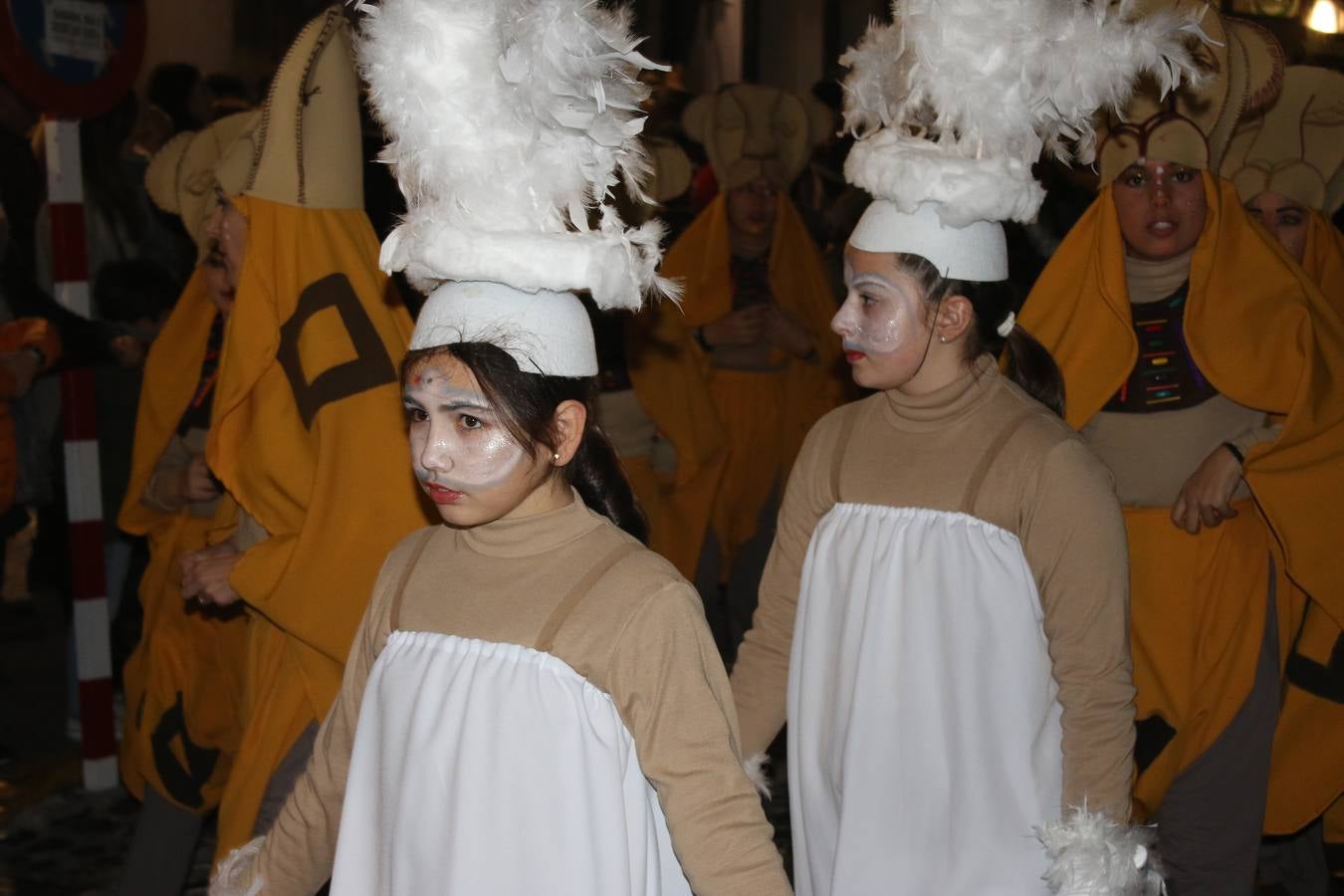 Jerez de los Caballeros se inundó de magia, ilusión y colorido con su tradicional Cabalgata de Reyes Magos. Primero, fueron los mayores de la Residencia Hernando de Soto quienes disfrutaron de la presencia de sus Majestades de Oriente junto a la visita de autoridades y miembros de las distintas cofradías y hermandades. Desde el Ayuntamiento se había dispuesto este año un recorrido distinto y el el entorno del citado centro, junto al parque de Santa Lucía, fue el punto de partida de una cabalgata que vivió uno de sus momentos más extraordinarios en la Plaza de España con mucha presencia de público. Junto a los tronos de Melchor, Gaspar y Baltasar, carrozas realizadas por el Ayuntamiento, destacó la participación de asociaciones y colectivos: vecinos de La Bazana, 'Euexia Rural', la Asociación cultural del Belén Santa Ángela y la Asociación juvenil 'La Trouppe', que con más de 100 componentes ofreció un gran espectáculo con la recreación de la fantasía de 'El Rey león'. La música acrecentó el ambiente de ilusión, con los sones de la Agrupación Musical 'Nuestro Padre Jesús Nazareno' y la Agrupación Musical 'Maestro Sousa' de la OJE. Los más pequeños vivieron la cita con emoción y fueron los verdaderos protagonistas del mejor prólogo de una de las noches más especiales del año.Además del amplio despliegue de fantasía y colorido, estuvo la labor de: Policía Local, Cruz Roja, Protección Civil, Bomberos, Guardia Civil, para el buen desarrollo de este evento.