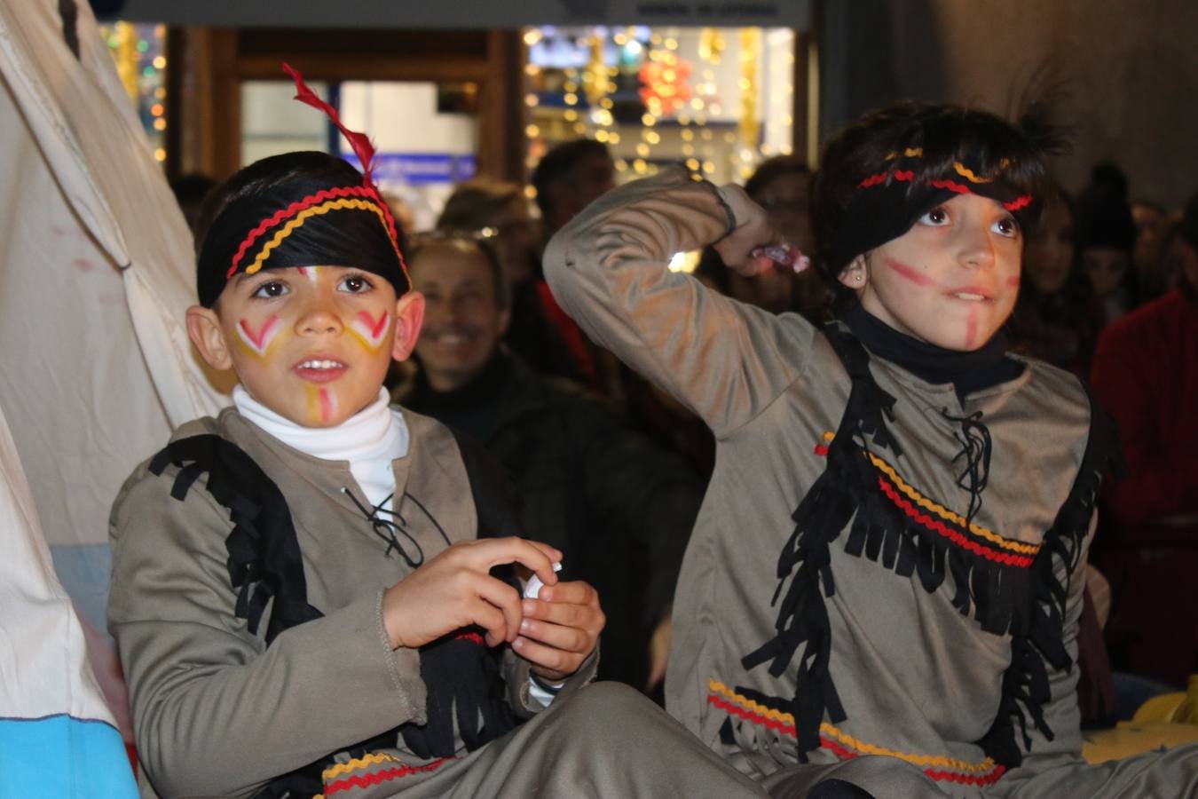 Jerez de los Caballeros se inundó de magia, ilusión y colorido con su tradicional Cabalgata de Reyes Magos. Primero, fueron los mayores de la Residencia Hernando de Soto quienes disfrutaron de la presencia de sus Majestades de Oriente junto a la visita de autoridades y miembros de las distintas cofradías y hermandades. Desde el Ayuntamiento se había dispuesto este año un recorrido distinto y el el entorno del citado centro, junto al parque de Santa Lucía, fue el punto de partida de una cabalgata que vivió uno de sus momentos más extraordinarios en la Plaza de España con mucha presencia de público. Junto a los tronos de Melchor, Gaspar y Baltasar, carrozas realizadas por el Ayuntamiento, destacó la participación de asociaciones y colectivos: vecinos de La Bazana, 'Euexia Rural', la Asociación cultural del Belén Santa Ángela y la Asociación juvenil 'La Trouppe', que con más de 100 componentes ofreció un gran espectáculo con la recreación de la fantasía de 'El Rey león'. La música acrecentó el ambiente de ilusión, con los sones de la Agrupación Musical 'Nuestro Padre Jesús Nazareno' y la Agrupación Musical 'Maestro Sousa' de la OJE. Los más pequeños vivieron la cita con emoción y fueron los verdaderos protagonistas del mejor prólogo de una de las noches más especiales del año.Además del amplio despliegue de fantasía y colorido, estuvo la labor de: Policía Local, Cruz Roja, Protección Civil, Bomberos, Guardia Civil, para el buen desarrollo de este evento.