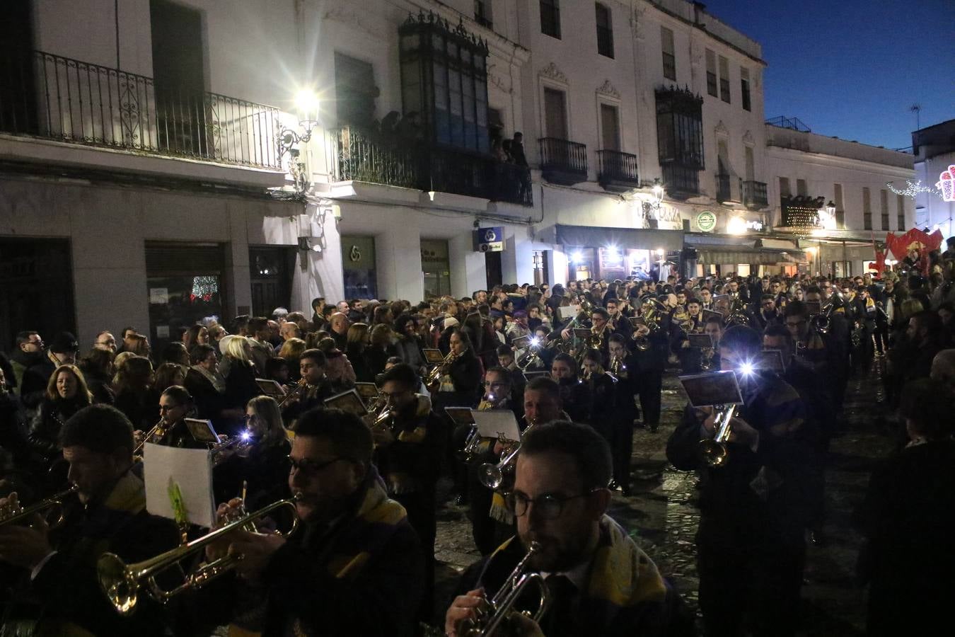 Jerez de los Caballeros se inundó de magia, ilusión y colorido con su tradicional Cabalgata de Reyes Magos. Primero, fueron los mayores de la Residencia Hernando de Soto quienes disfrutaron de la presencia de sus Majestades de Oriente junto a la visita de autoridades y miembros de las distintas cofradías y hermandades. Desde el Ayuntamiento se había dispuesto este año un recorrido distinto y el el entorno del citado centro, junto al parque de Santa Lucía, fue el punto de partida de una cabalgata que vivió uno de sus momentos más extraordinarios en la Plaza de España con mucha presencia de público. Junto a los tronos de Melchor, Gaspar y Baltasar, carrozas realizadas por el Ayuntamiento, destacó la participación de asociaciones y colectivos: vecinos de La Bazana, 'Euexia Rural', la Asociación cultural del Belén Santa Ángela y la Asociación juvenil 'La Trouppe', que con más de 100 componentes ofreció un gran espectáculo con la recreación de la fantasía de 'El Rey león'. La música acrecentó el ambiente de ilusión, con los sones de la Agrupación Musical 'Nuestro Padre Jesús Nazareno' y la Agrupación Musical 'Maestro Sousa' de la OJE. Los más pequeños vivieron la cita con emoción y fueron los verdaderos protagonistas del mejor prólogo de una de las noches más especiales del año.Además del amplio despliegue de fantasía y colorido, estuvo la labor de: Policía Local, Cruz Roja, Protección Civil, Bomberos, Guardia Civil, para el buen desarrollo de este evento.