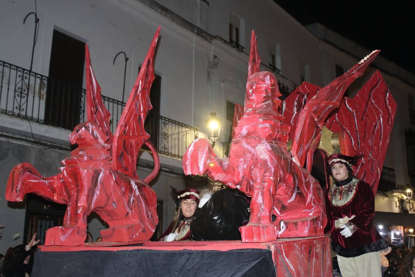 Jerez de los Caballeros se inundó de magia, ilusión y colorido con su tradicional Cabalgata de Reyes Magos. Primero, fueron los mayores de la Residencia Hernando de Soto quienes disfrutaron de la presencia de sus Majestades de Oriente junto a la visita de autoridades y miembros de las distintas cofradías y hermandades. Desde el Ayuntamiento se había dispuesto este año un recorrido distinto y el el entorno del citado centro, junto al parque de Santa Lucía, fue el punto de partida de una cabalgata que vivió uno de sus momentos más extraordinarios en la Plaza de España con mucha presencia de público. Junto a los tronos de Melchor, Gaspar y Baltasar, carrozas realizadas por el Ayuntamiento, destacó la participación de asociaciones y colectivos: vecinos de La Bazana, 'Euexia Rural', la Asociación cultural del Belén Santa Ángela y la Asociación juvenil 'La Trouppe', que con más de 100 componentes ofreció un gran espectáculo con la recreación de la fantasía de 'El Rey león'. La música acrecentó el ambiente de ilusión, con los sones de la Agrupación Musical 'Nuestro Padre Jesús Nazareno' y la Agrupación Musical 'Maestro Sousa' de la OJE. Los más pequeños vivieron la cita con emoción y fueron los verdaderos protagonistas del mejor prólogo de una de las noches más especiales del año.Además del amplio despliegue de fantasía y colorido, estuvo la labor de: Policía Local, Cruz Roja, Protección Civil, Bomberos, Guardia Civil, para el buen desarrollo de este evento.