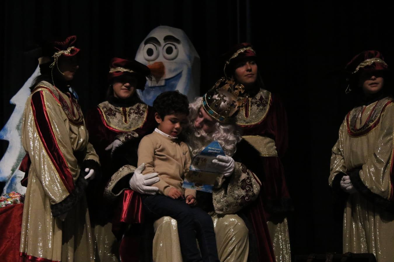 Jerez de los Caballeros se inundó de magia, ilusión y colorido con su tradicional Cabalgata de Reyes Magos. Primero, fueron los mayores de la Residencia Hernando de Soto quienes disfrutaron de la presencia de sus Majestades de Oriente junto a la visita de autoridades y miembros de las distintas cofradías y hermandades. Desde el Ayuntamiento se había dispuesto este año un recorrido distinto y el el entorno del citado centro, junto al parque de Santa Lucía, fue el punto de partida de una cabalgata que vivió uno de sus momentos más extraordinarios en la Plaza de España con mucha presencia de público. Junto a los tronos de Melchor, Gaspar y Baltasar, carrozas realizadas por el Ayuntamiento, destacó la participación de asociaciones y colectivos: vecinos de La Bazana, 'Euexia Rural', la Asociación cultural del Belén Santa Ángela y la Asociación juvenil 'La Trouppe', que con más de 100 componentes ofreció un gran espectáculo con la recreación de la fantasía de 'El Rey león'. La música acrecentó el ambiente de ilusión, con los sones de la Agrupación Musical 'Nuestro Padre Jesús Nazareno' y la Agrupación Musical 'Maestro Sousa' de la OJE. Los más pequeños vivieron la cita con emoción y fueron los verdaderos protagonistas del mejor prólogo de una de las noches más especiales del año.Además del amplio despliegue de fantasía y colorido, estuvo la labor de: Policía Local, Cruz Roja, Protección Civil, Bomberos, Guardia Civil, para el buen desarrollo de este evento.
