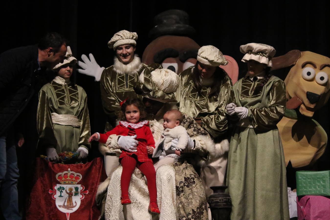 Jerez de los Caballeros se inundó de magia, ilusión y colorido con su tradicional Cabalgata de Reyes Magos. Primero, fueron los mayores de la Residencia Hernando de Soto quienes disfrutaron de la presencia de sus Majestades de Oriente junto a la visita de autoridades y miembros de las distintas cofradías y hermandades. Desde el Ayuntamiento se había dispuesto este año un recorrido distinto y el el entorno del citado centro, junto al parque de Santa Lucía, fue el punto de partida de una cabalgata que vivió uno de sus momentos más extraordinarios en la Plaza de España con mucha presencia de público. Junto a los tronos de Melchor, Gaspar y Baltasar, carrozas realizadas por el Ayuntamiento, destacó la participación de asociaciones y colectivos: vecinos de La Bazana, 'Euexia Rural', la Asociación cultural del Belén Santa Ángela y la Asociación juvenil 'La Trouppe', que con más de 100 componentes ofreció un gran espectáculo con la recreación de la fantasía de 'El Rey león'. La música acrecentó el ambiente de ilusión, con los sones de la Agrupación Musical 'Nuestro Padre Jesús Nazareno' y la Agrupación Musical 'Maestro Sousa' de la OJE. Los más pequeños vivieron la cita con emoción y fueron los verdaderos protagonistas del mejor prólogo de una de las noches más especiales del año.Además del amplio despliegue de fantasía y colorido, estuvo la labor de: Policía Local, Cruz Roja, Protección Civil, Bomberos, Guardia Civil, para el buen desarrollo de este evento.