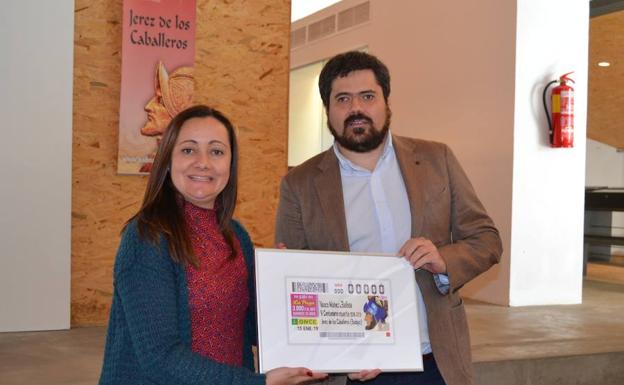 La alcaldesa, Virginia Borrallo, y el delegado de la ONCE en Extremadura, Fernando Iglesias, muestran el cupón conmemorativo. 