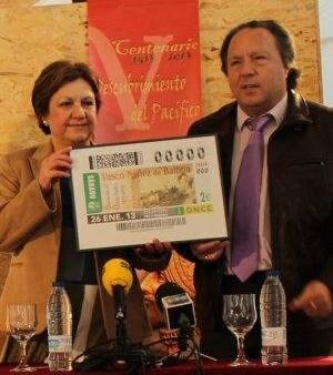 Enero de 2013, la entonces alcaldesa, Margarita Pérez, presentando el cupón de la ONCE conmemorativo del año Balboa.