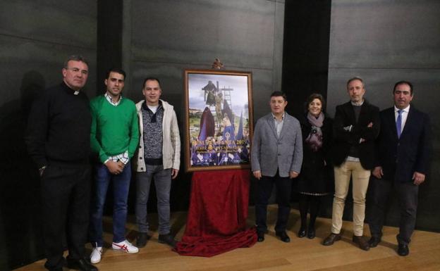 Miembros de la Cofradía de Nuestro Padre Jesús Nazareno, protagonista del cartel, con el autor de la fotografía. 