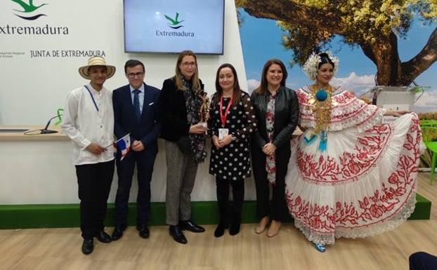 La alcaldesa de Jerez junto a la direrctora general de Acción Exterior, el presidente de la Diputación de Badajoz estuvieron acompañados por una delegación de la Embajada de Panamá.