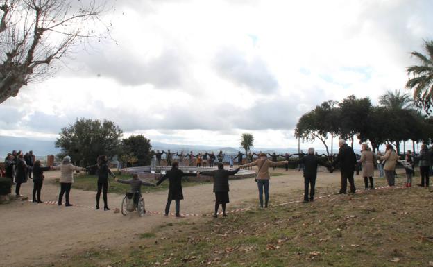 Asistentes a la reunión celebrada el pasado domingo rodeando la fuente del Parque de Santa Lucía.